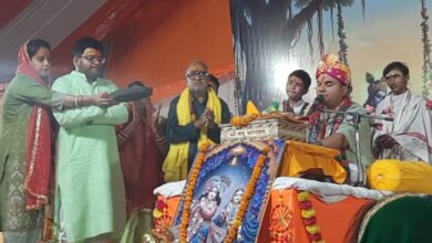 श्रीमद् भागवत सुनकर पूजा अर्चना करके भागवत में आनंद लिया