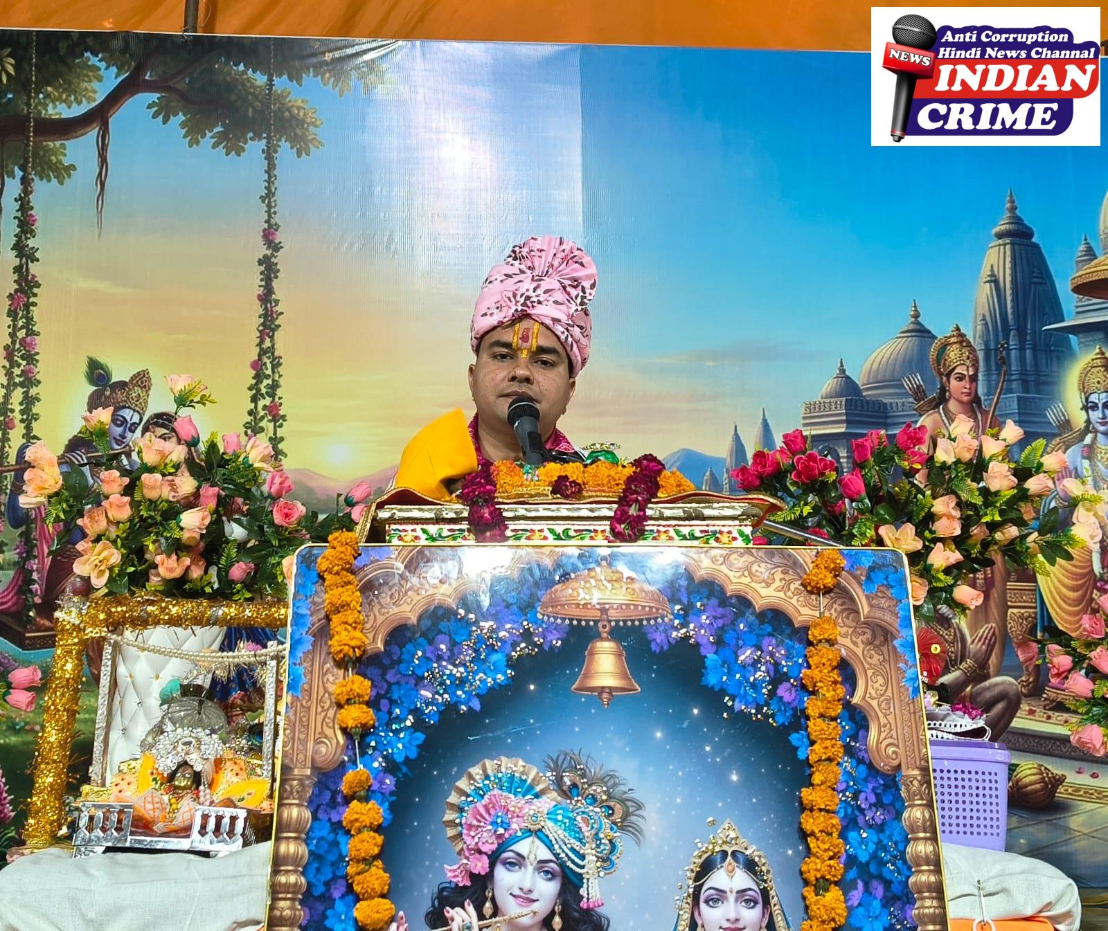 श्रीमद् भागवत कथा का आनंद लेते हुए श्रद्धालु 