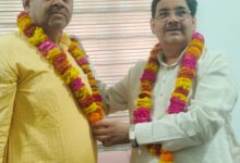 उमेश गुप्ता जी को माला पहनकर सम्मानित किया गया