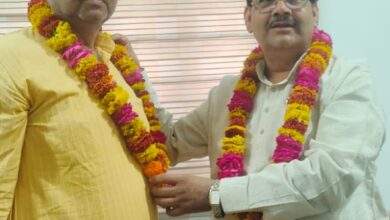 उमेश गुप्ता जी को माला पहनकर सम्मानित किया गया