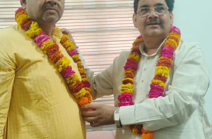 उमेश गुप्ता जी को माला पहनकर सम्मानित किया गया