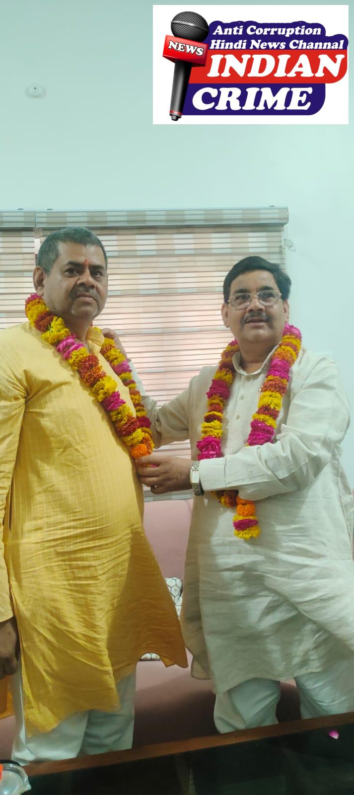 उमेश गुप्ता जी को माला पहनकर सम्मानित किया गया