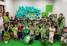 ग्रीन पोशाक में बड़े ही सुंदर लग रहे हैं छोटे बच्चे