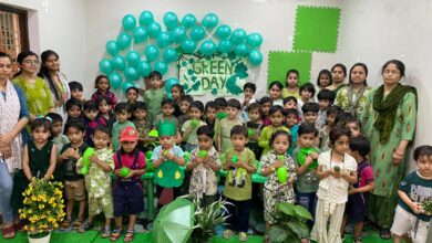 ग्रीन पोशाक में बड़े ही सुंदर लग रहे हैं छोटे बच्चे