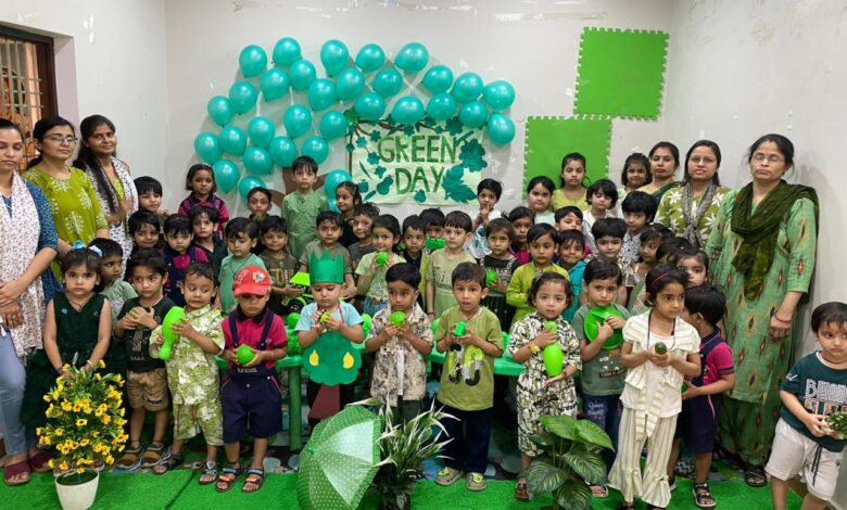 ग्रीन पोशाक में बड़े ही सुंदर लग रहे हैं छोटे बच्चे