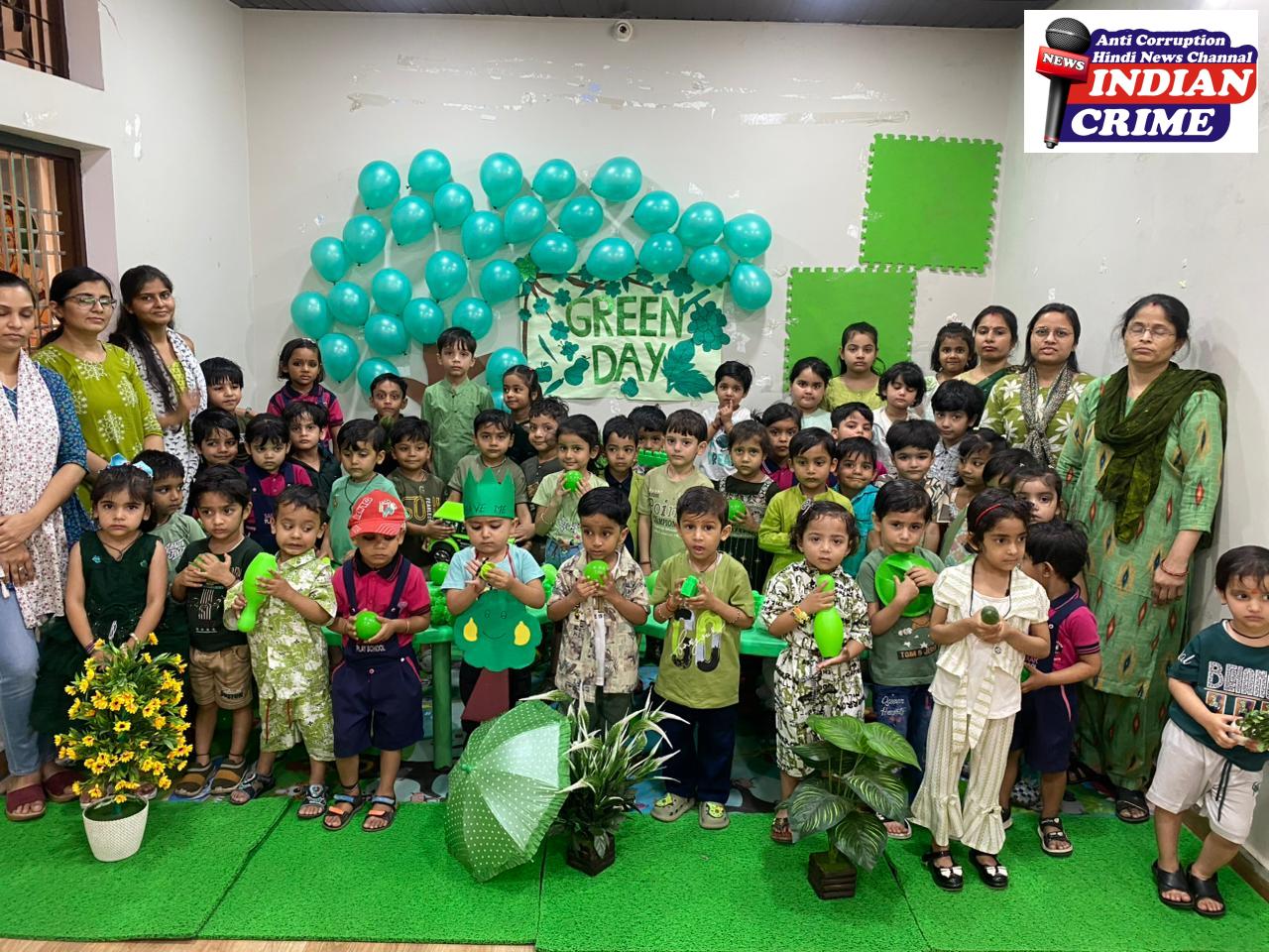 ग्रीन पोशाक में बड़े ही सुंदर लग रहे हैं छोटे बच्चे