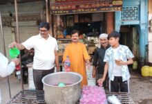 हमारे परम मित्र संदीप मिश्रा जी शरबत बताते हुए