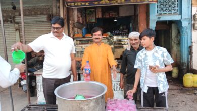 हमारे परम मित्र संदीप मिश्रा जी शरबत बताते हुए