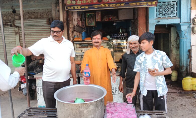 हमारे परम मित्र संदीप मिश्रा जी शरबत बताते हुए