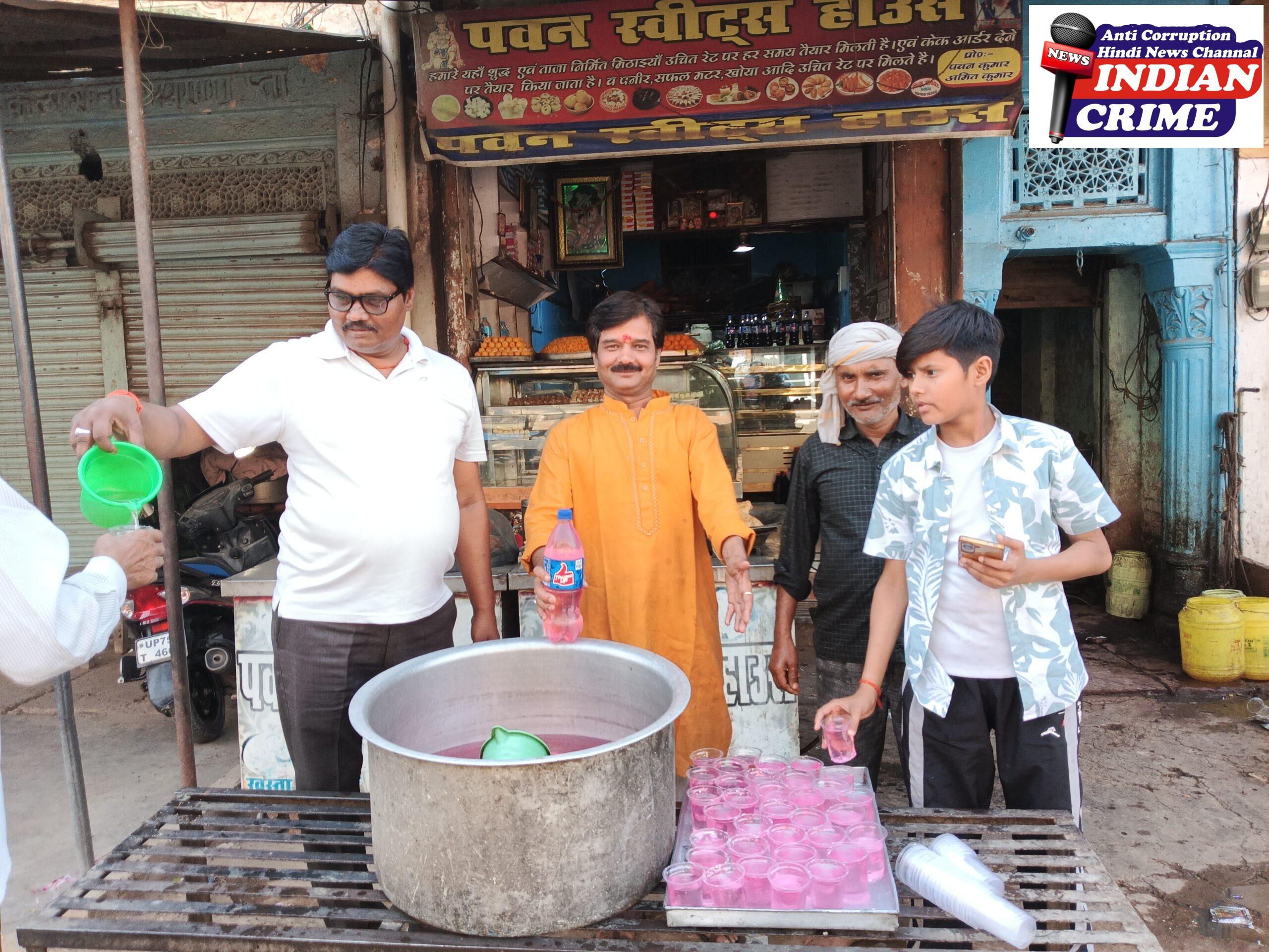 हमारे परम मित्र संदीप मिश्रा जी शरबत बताते हुए