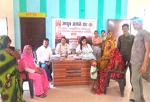 डॉक्टर मरीज को चेक करते हुए