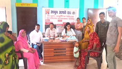 डॉक्टर मरीज को चेक करते हुए