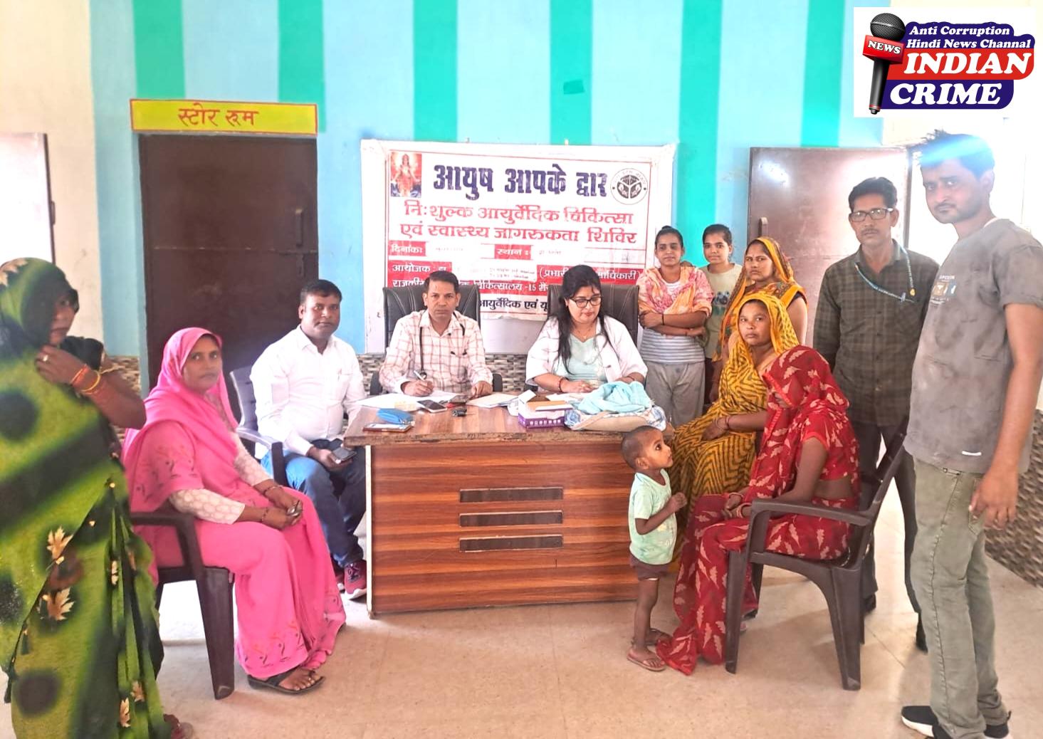 डॉक्टर मरीज को चेक करते हुए