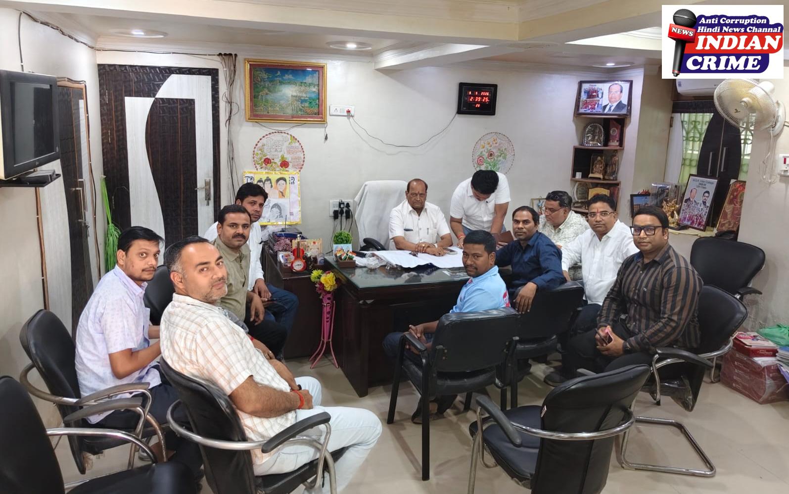 नगर पालिका के पदाधिकारी के साथ मीटिंग करते हुए