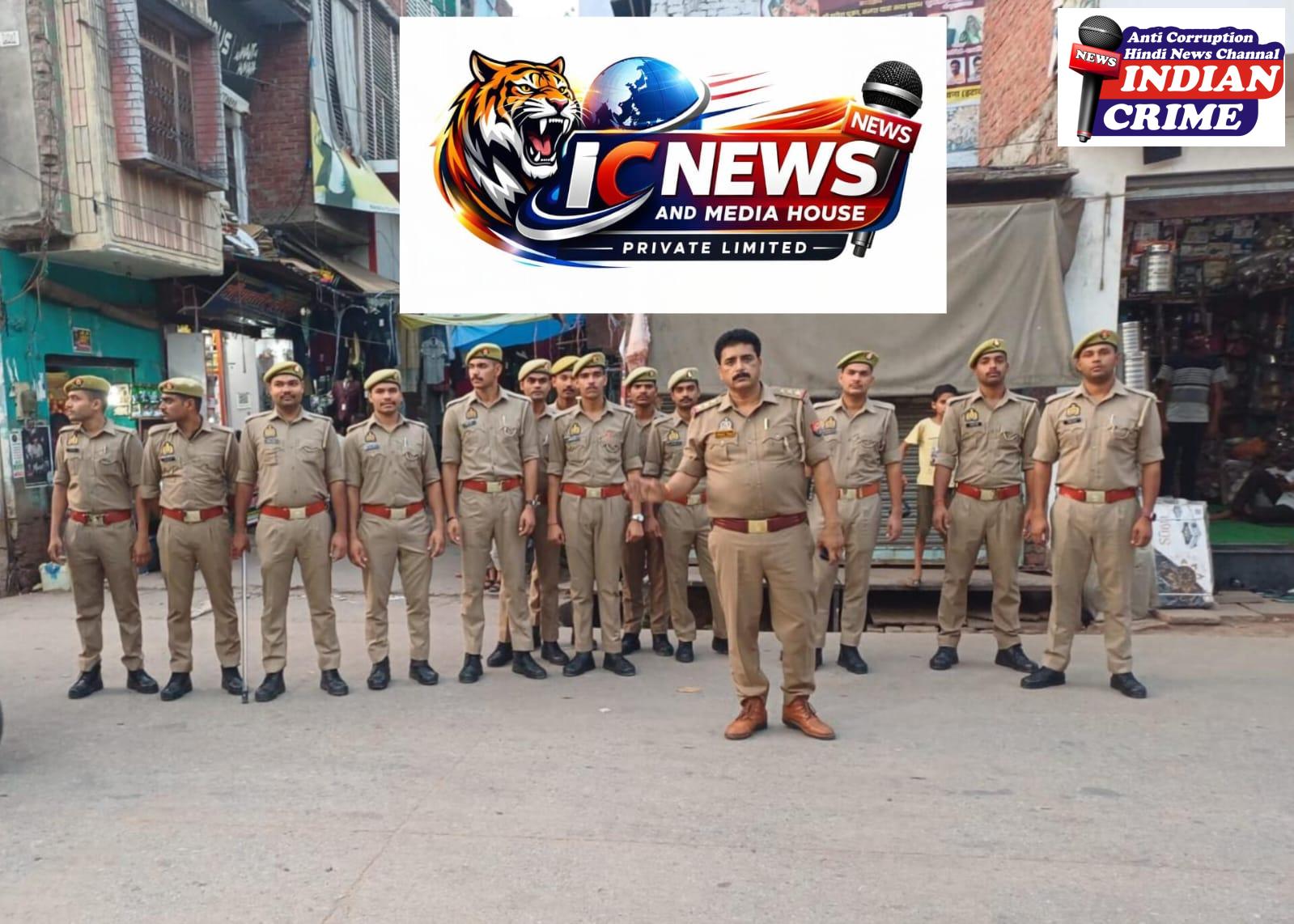 वाहनों की चेकिंग करते हुए पदाधिकारी पुलिसकर्मी