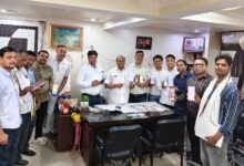 नगर पालिका के पदाधिकारी एवं प्रेस क्लब के अधिकारी पंजीकरण करते हुए