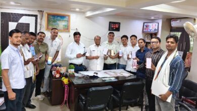 नगर पालिका के पदाधिकारी एवं प्रेस क्लब के अधिकारी पंजीकरण करते हुए