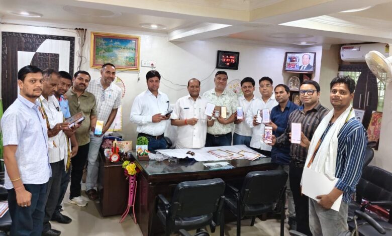 नगर पालिका के पदाधिकारी एवं प्रेस क्लब के अधिकारी पंजीकरण करते हुए