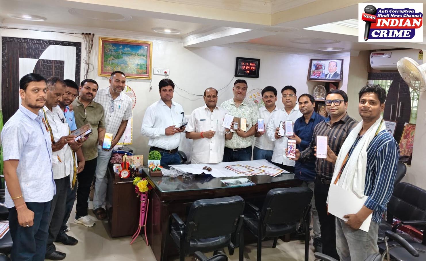 नगर पालिका के पदाधिकारी एवं प्रेस क्लब के अधिकारी पंजीकरण करते हुए 