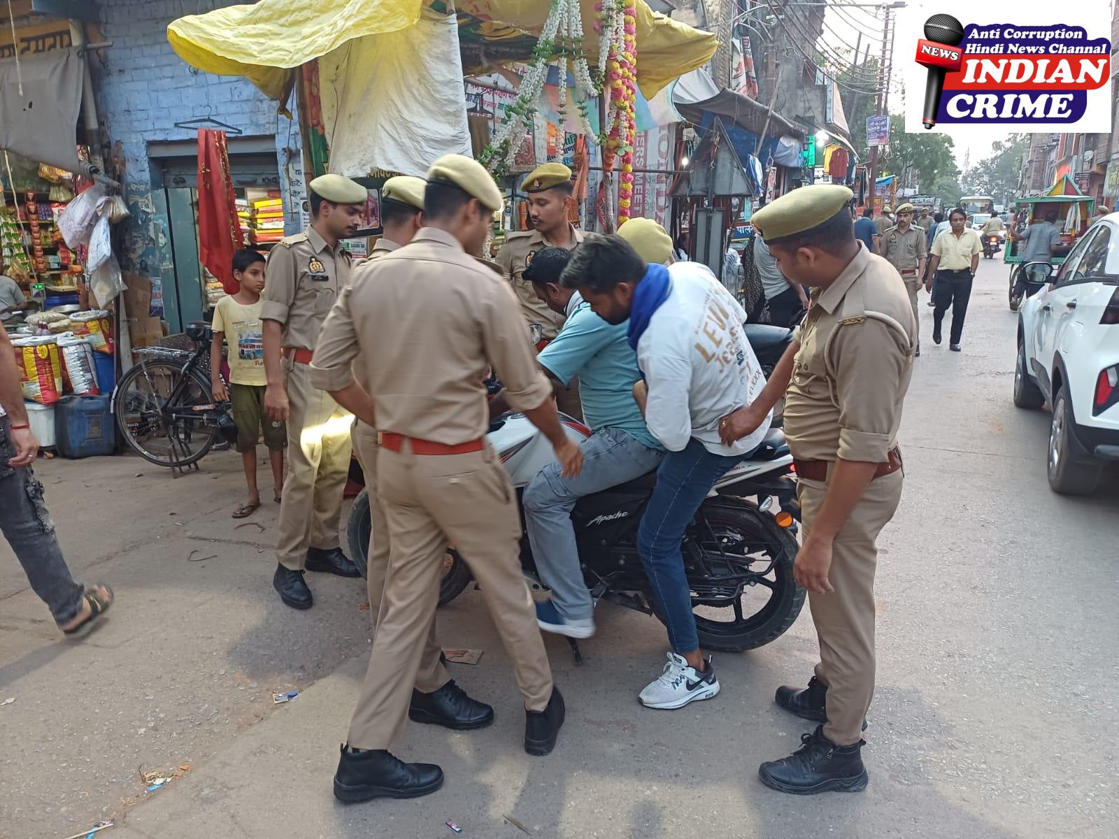 वाहनों की सटीक चेकिंग करते हुए 