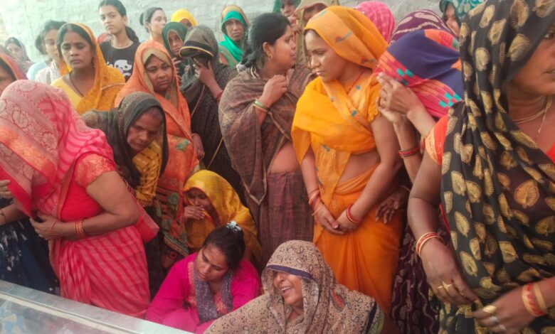 परिवार में रो रो के बुरा हाल