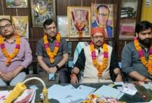पदाधिकारी के साथ