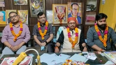 पदाधिकारी के साथ