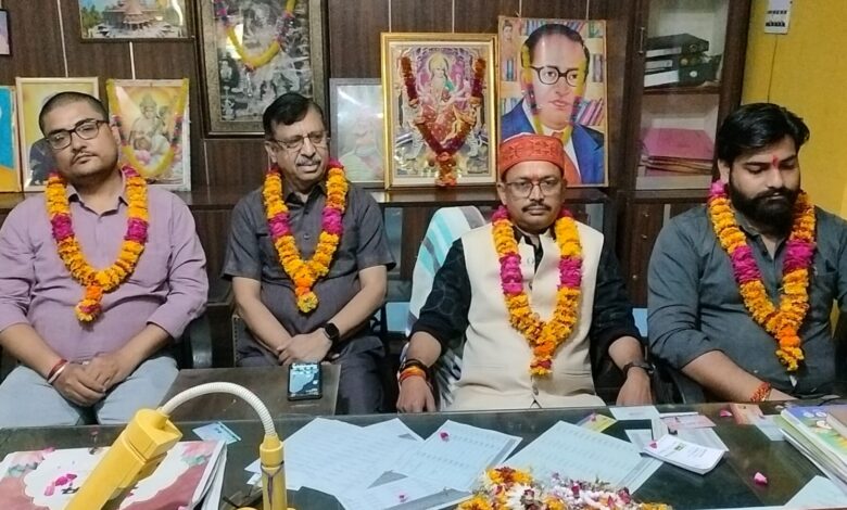 पदाधिकारी के साथ