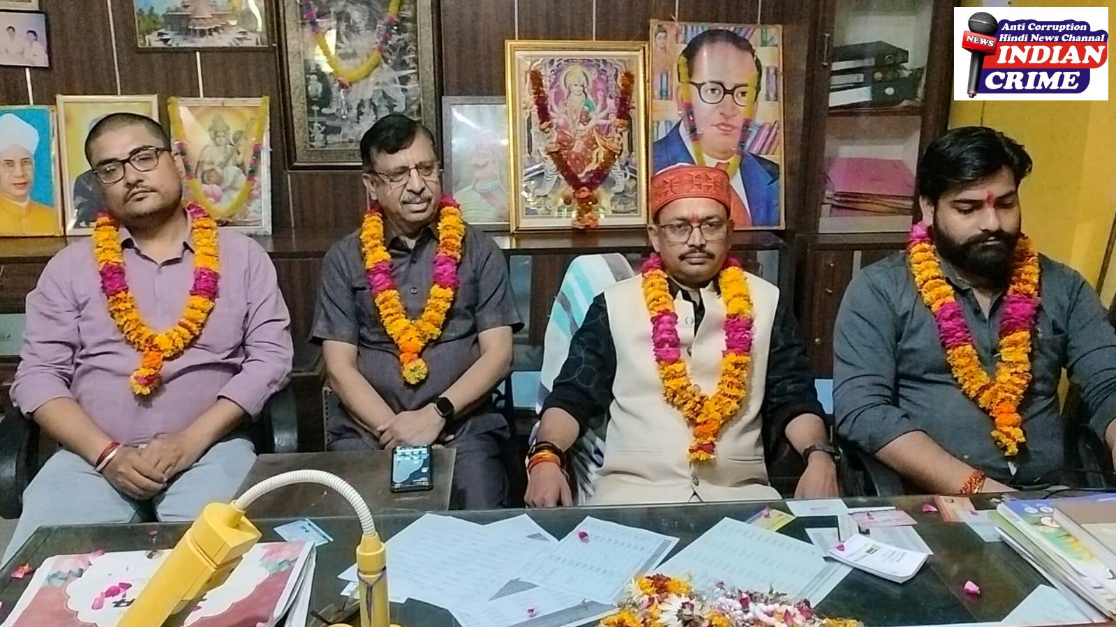  पदाधिकारी के साथ 