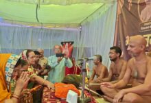 जैन समाज की महिला गुरु से आशीर्वाद लेती है नजर आए