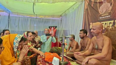 जैन समाज की महिला गुरु से आशीर्वाद लेती है नजर आए