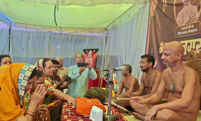 जैन समाज की महिला गुरु से आशीर्वाद लेती है नजर आए