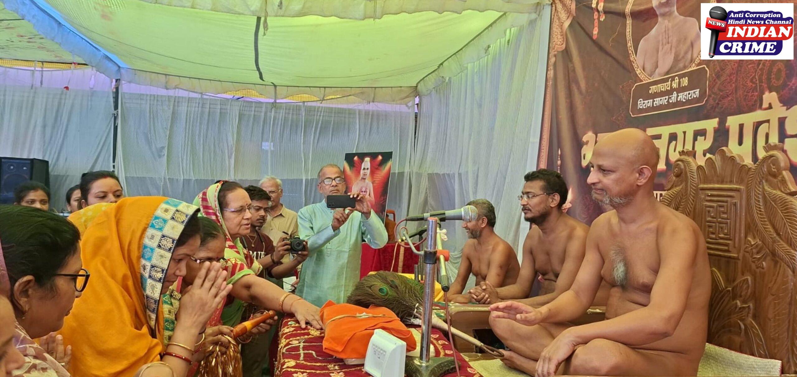 जैन समाज की महिला गुरु से आशीर्वाद लेती है नजर आए 